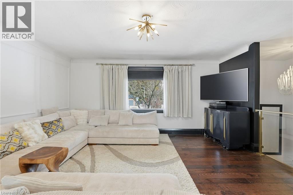 13 UPPER CANADA Drive