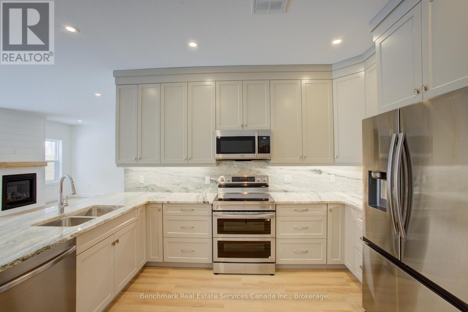 32 - 1182 QUEEN STREET