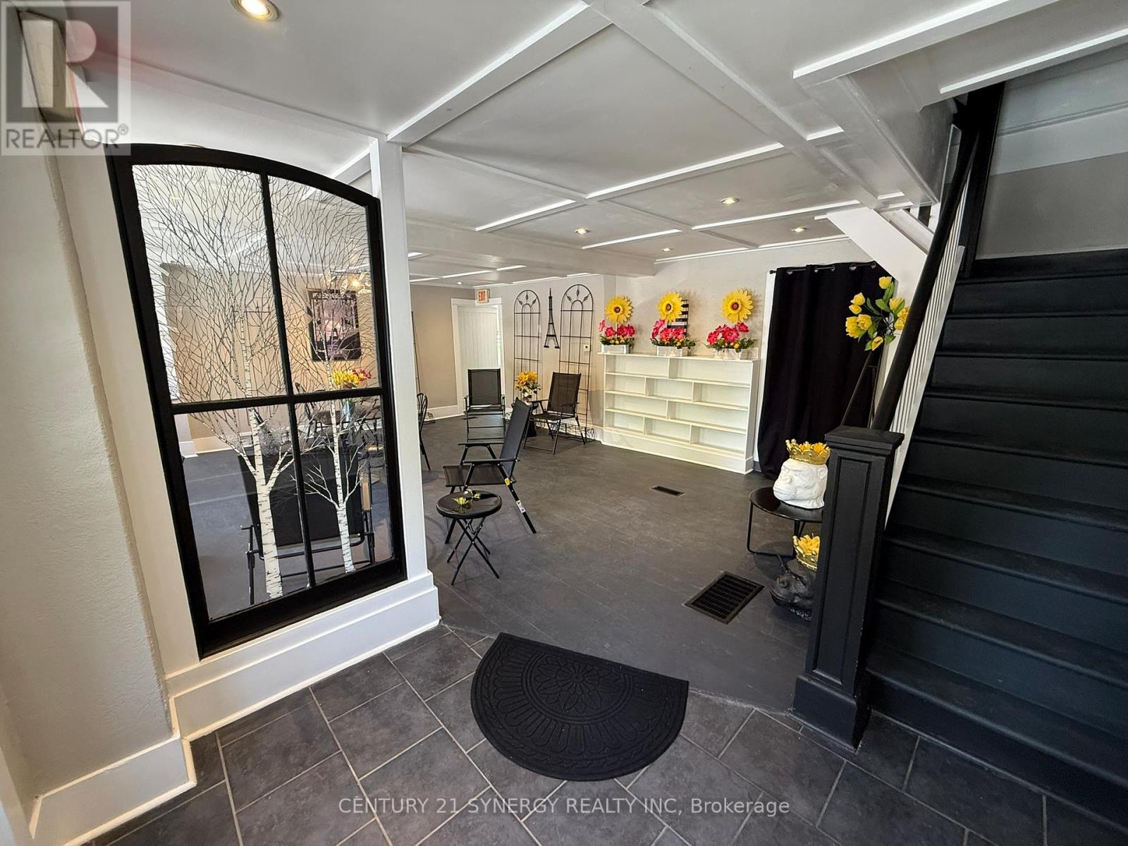 106 MAIN STREET W