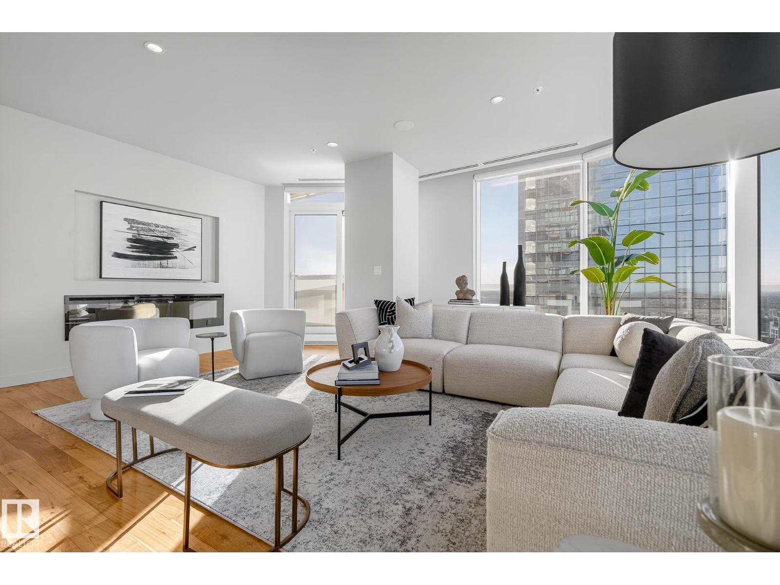 #4704 10360 102 ST NW