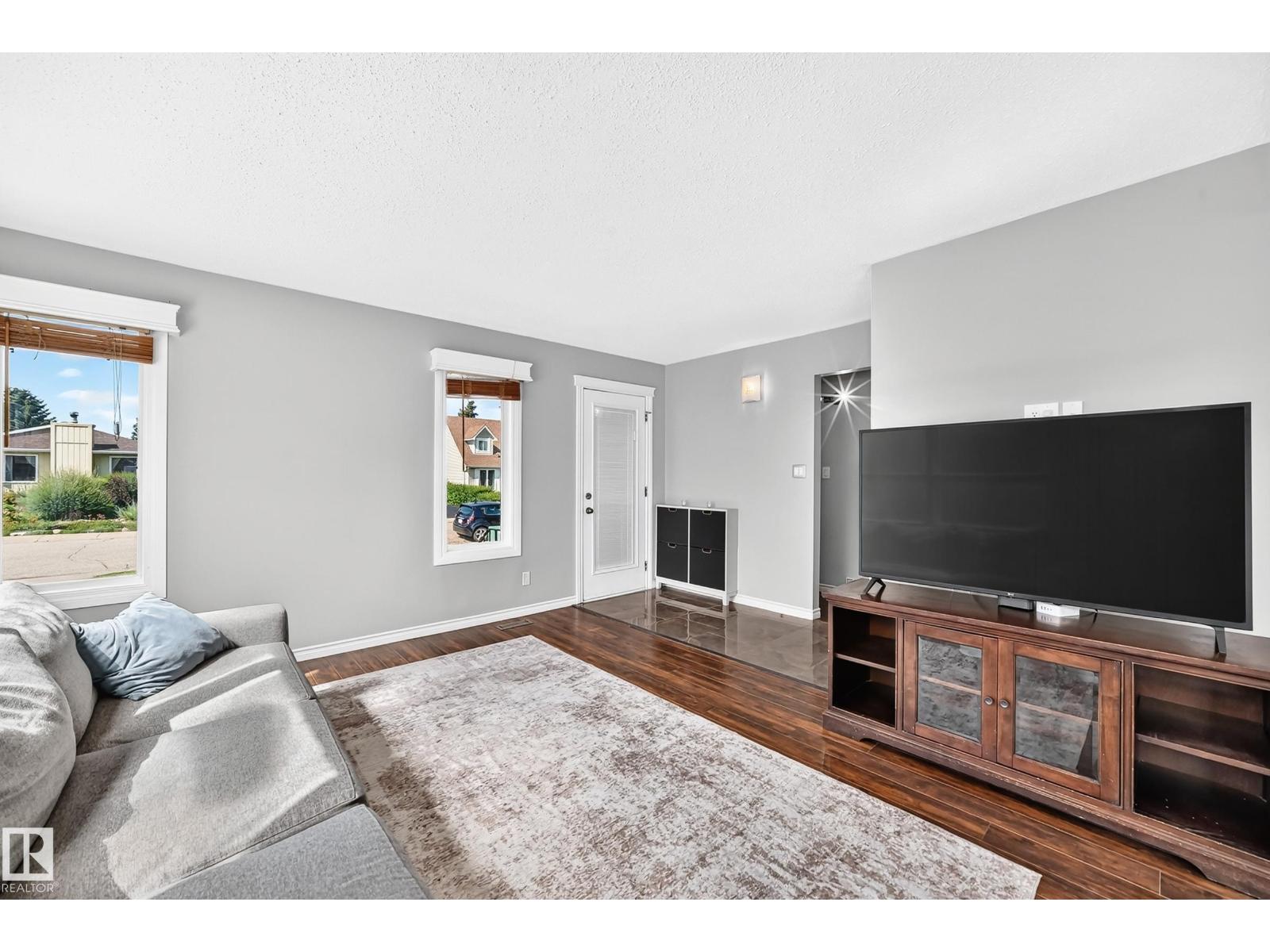 3615 10 AV NW