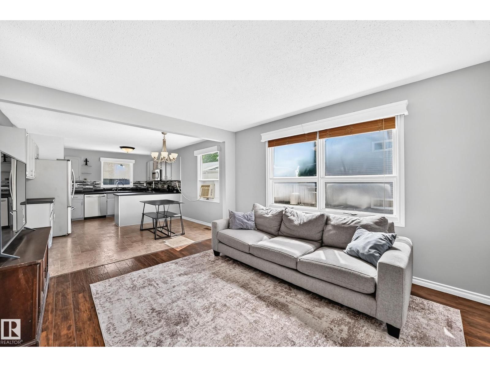 3615 10 AV NW
