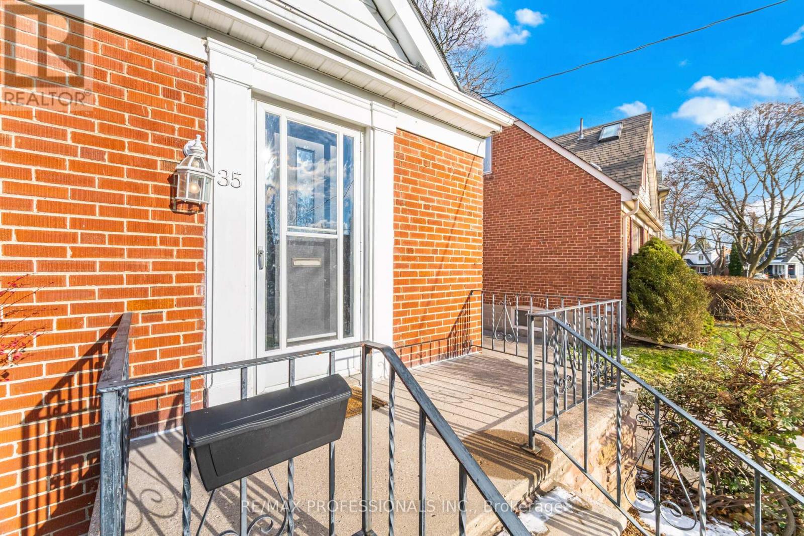 35 WESTLEIGH CRESCENT