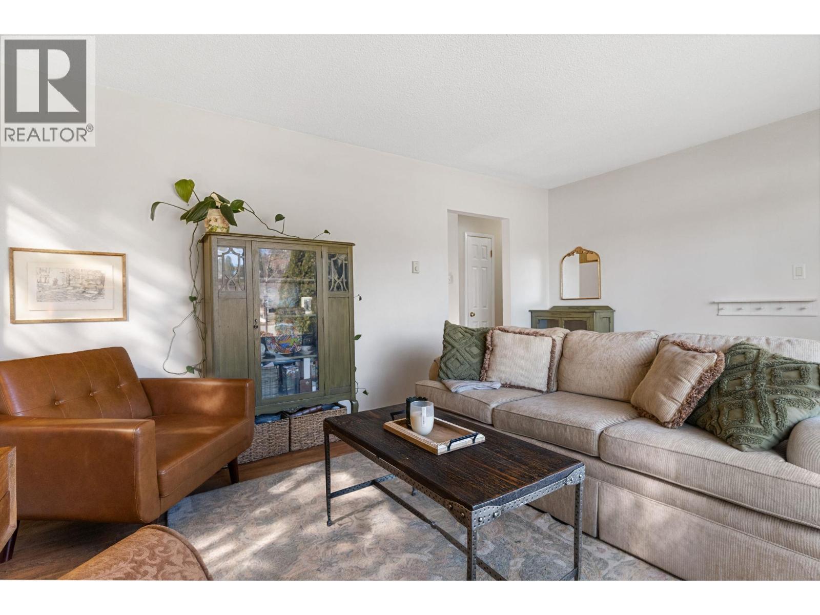 594 Snowsell Street N