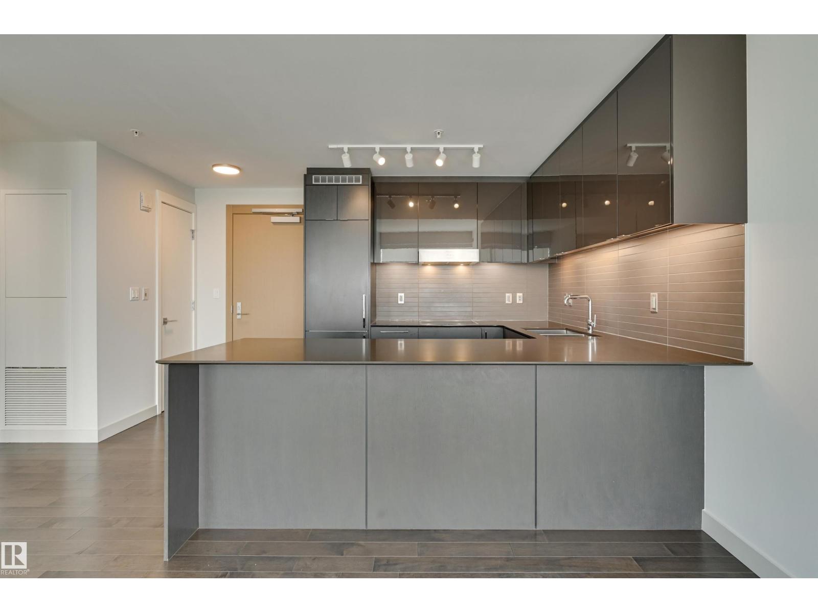 #3412 10360 102 ST NW