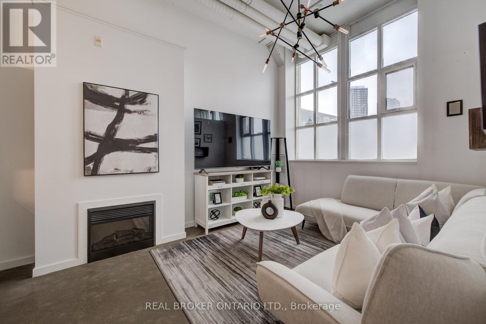 126 - 410 KING STREET W