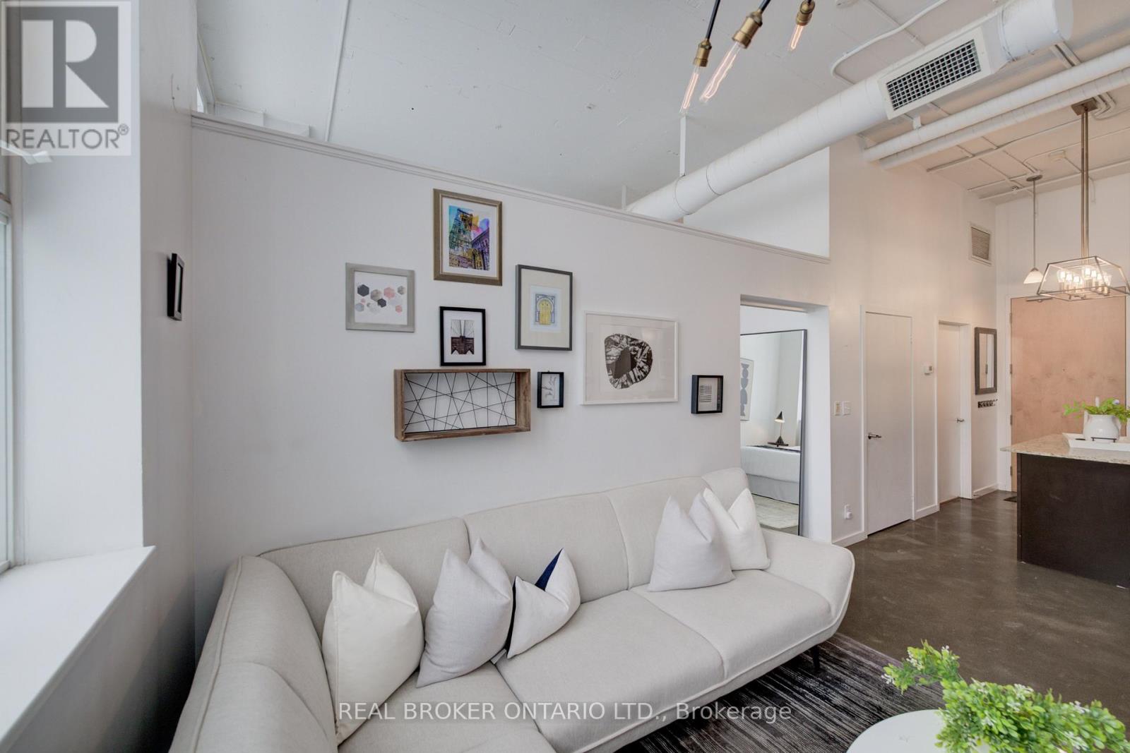 126 - 410 KING STREET W
