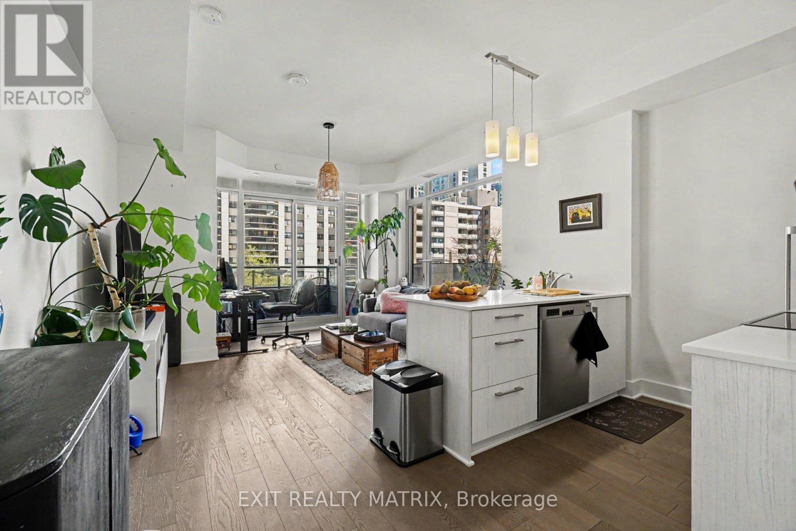 405 - 255 BAY STREET