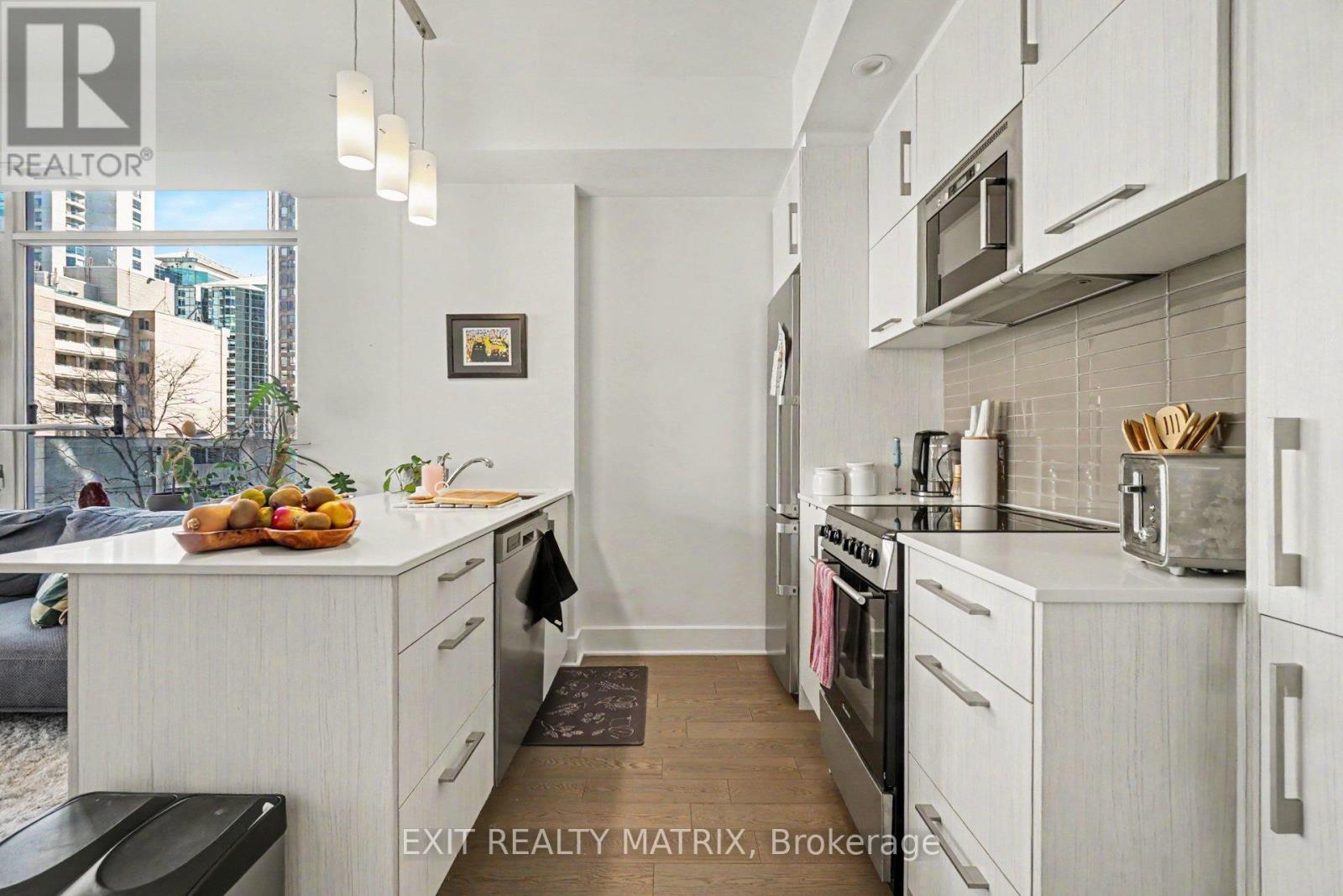 405 - 255 BAY STREET