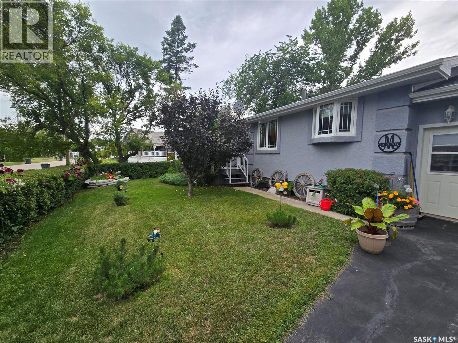 808 Assiniboia AVENUE