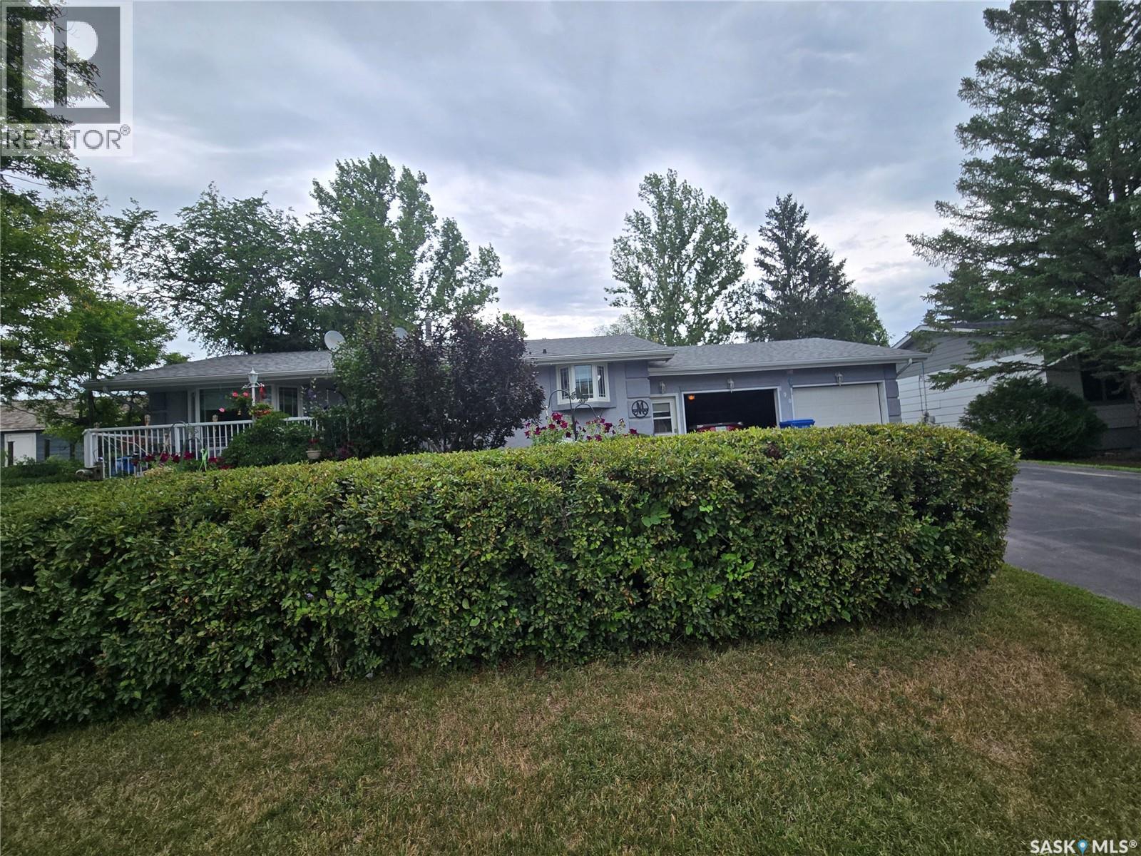 808 Assiniboia AVENUE
