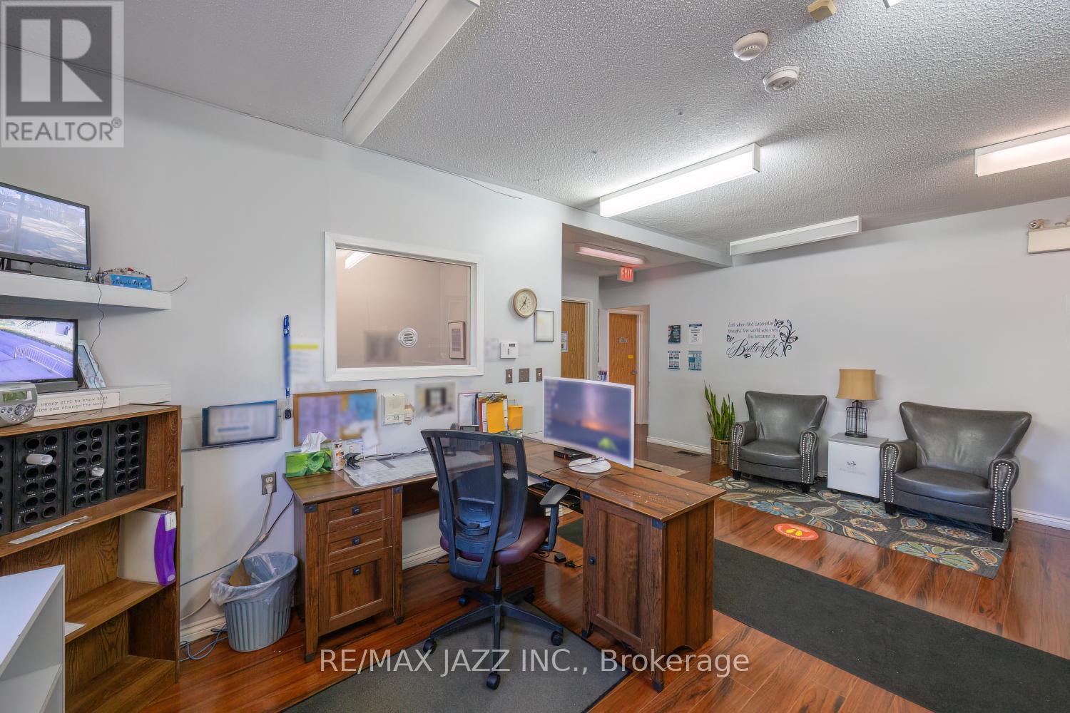 364 SIMCOE STREET S