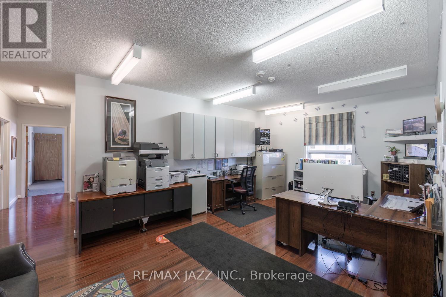 364 SIMCOE STREET S