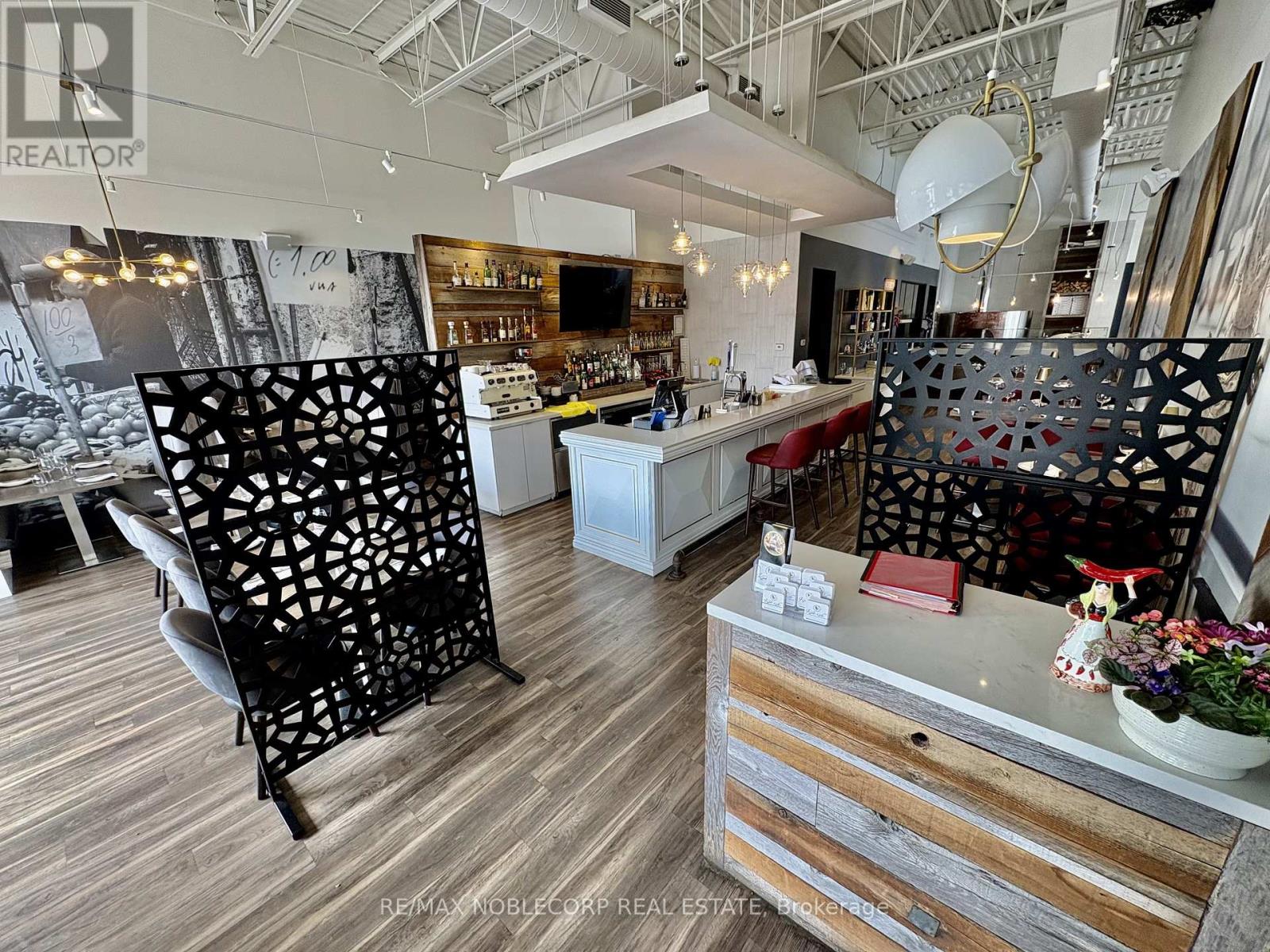 444 HOLLAND STREET W