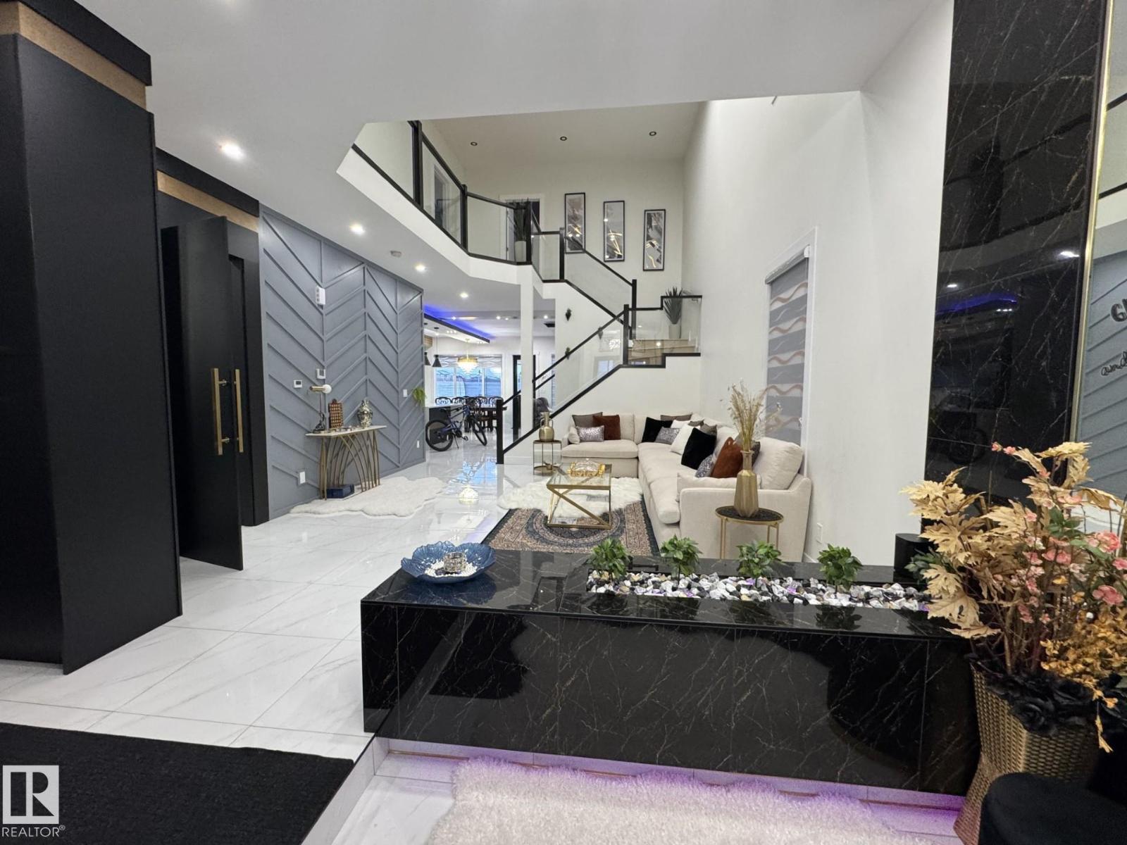 2123 18 AV NW