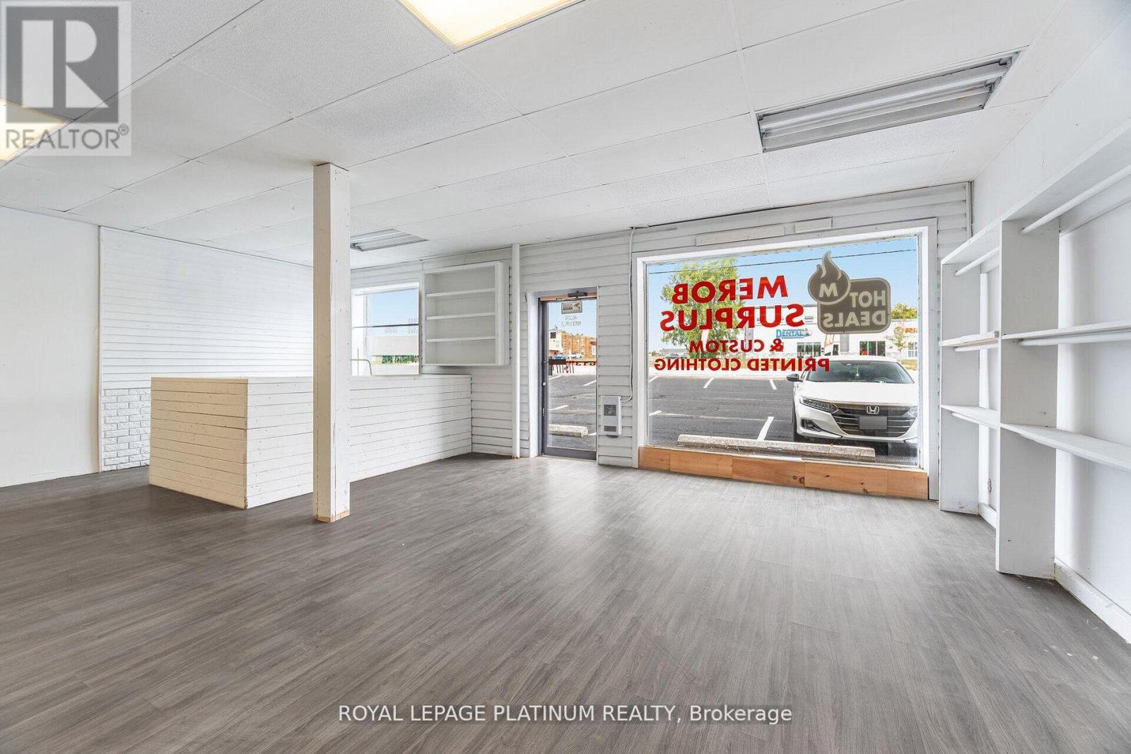 4 - 481 DUNDAS STREET W