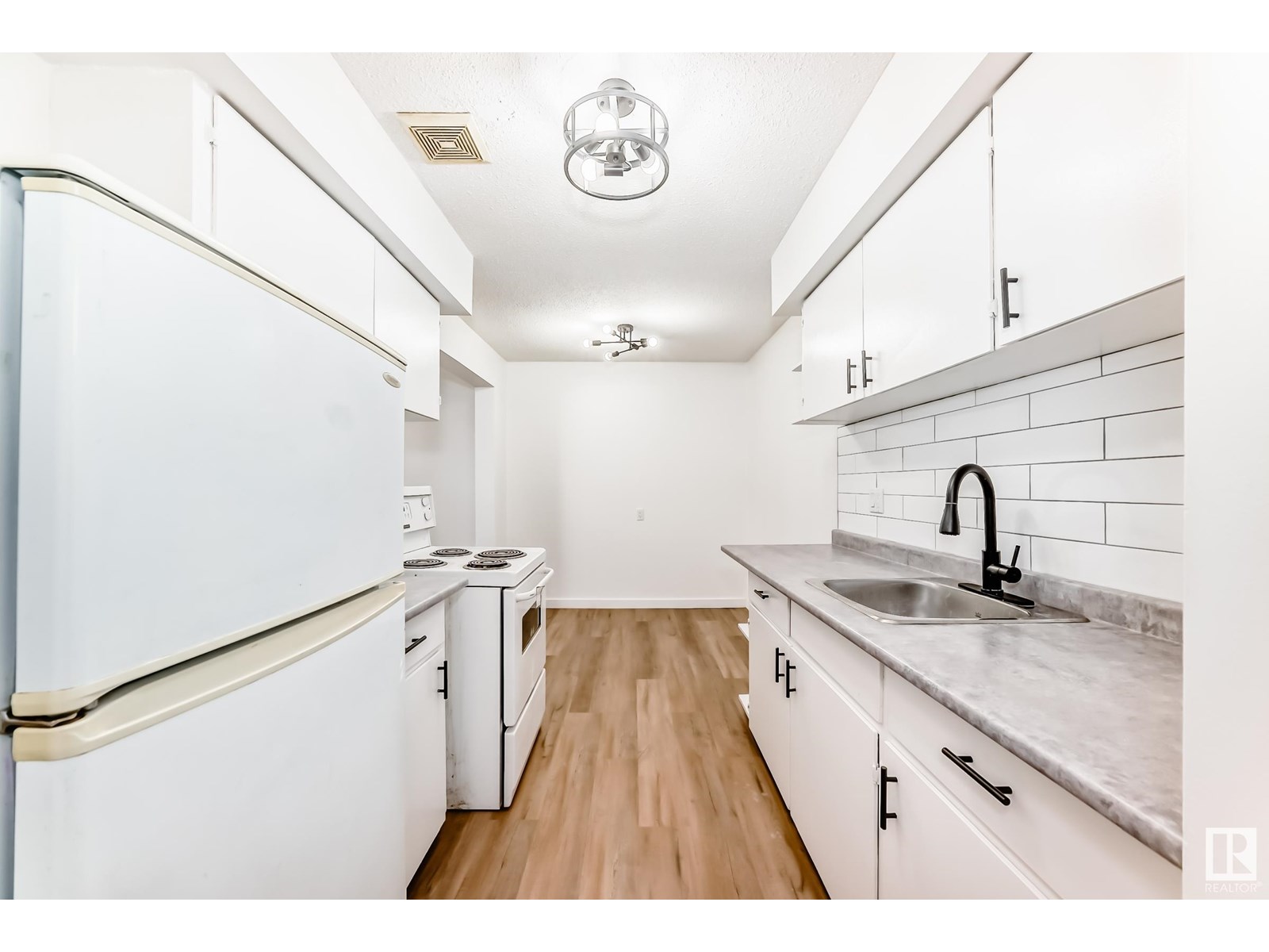 #16 14225 82 ST NW