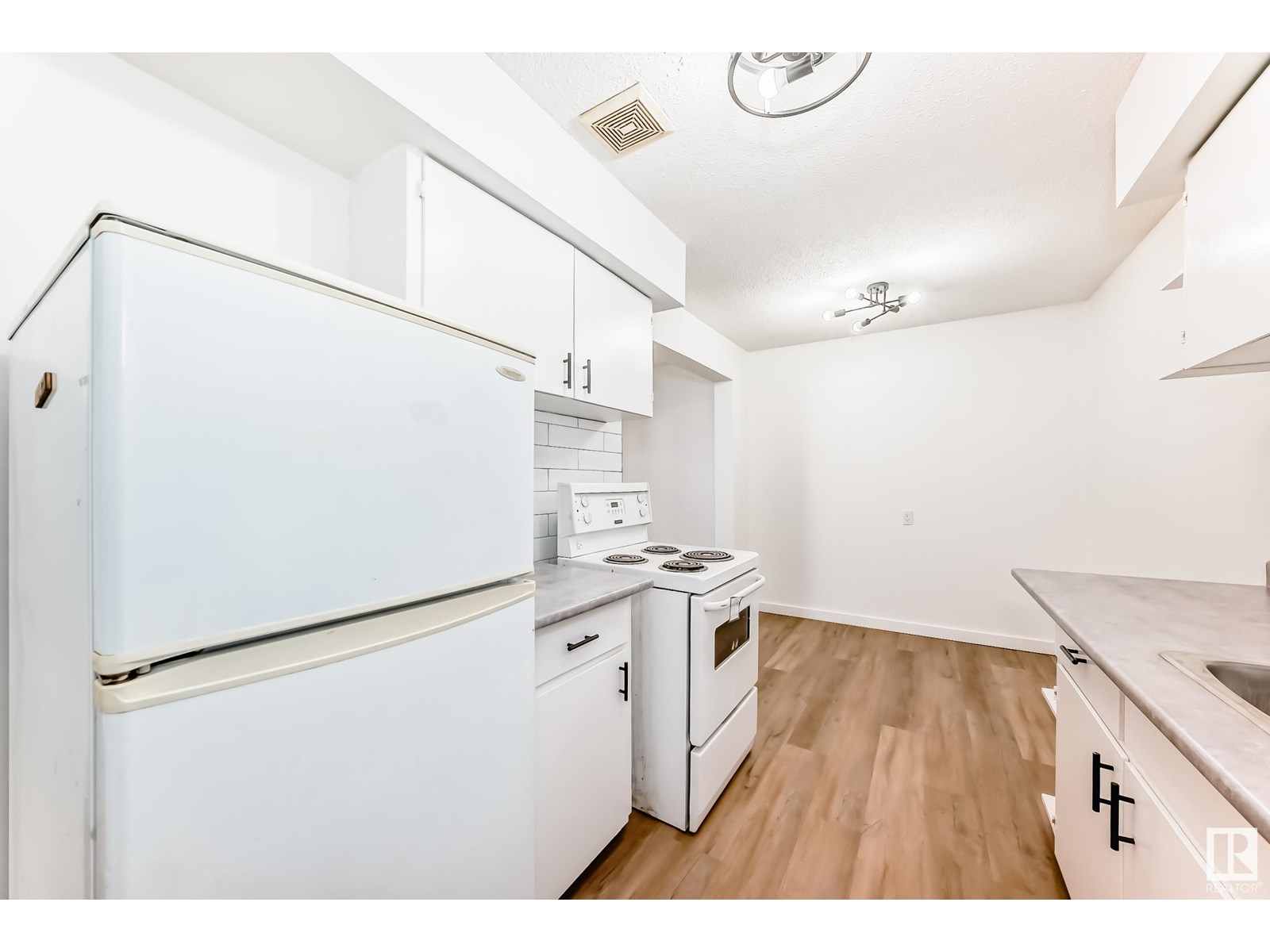 #16 14225 82 ST NW