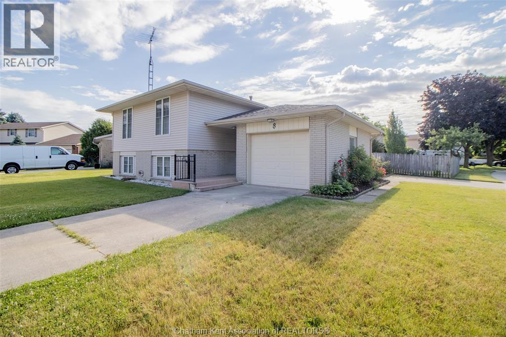 Photo 1 of 33 — 8 Regal PLACE, Chatham, ON N7M5P5