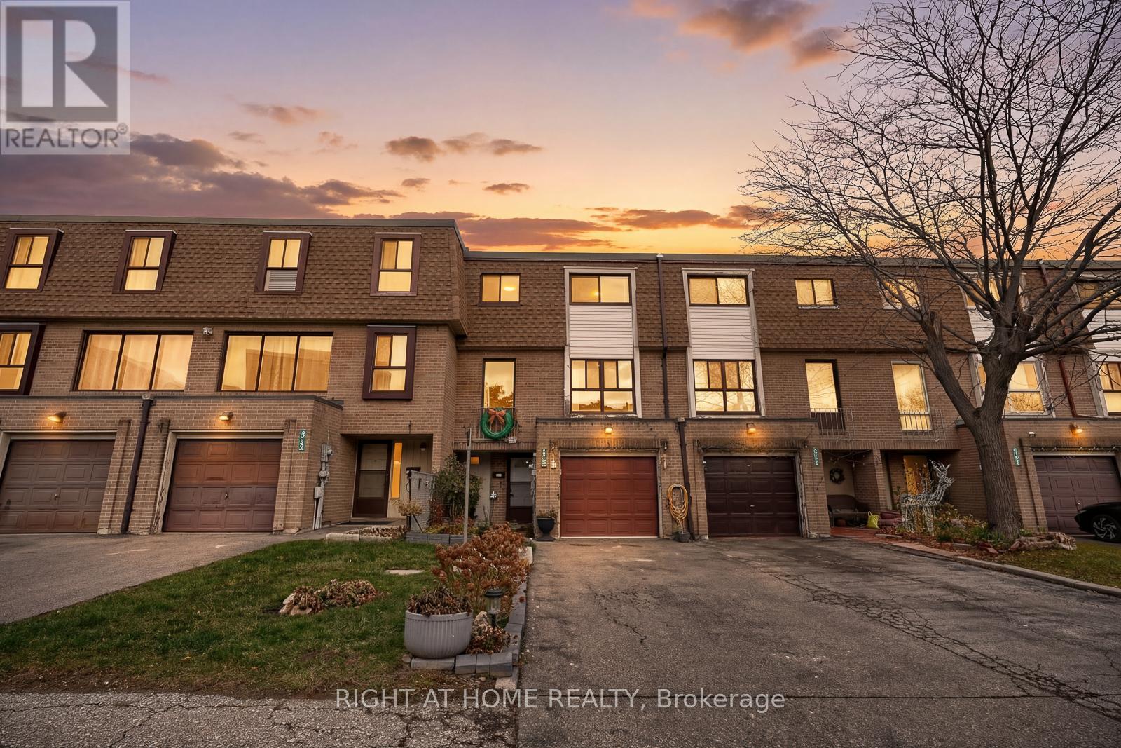 216 FLEETWOOD CRESCENT