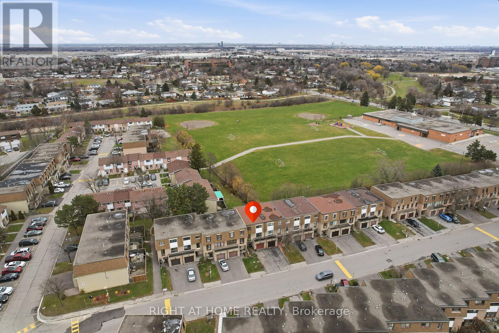 216 FLEETWOOD CRESCENT