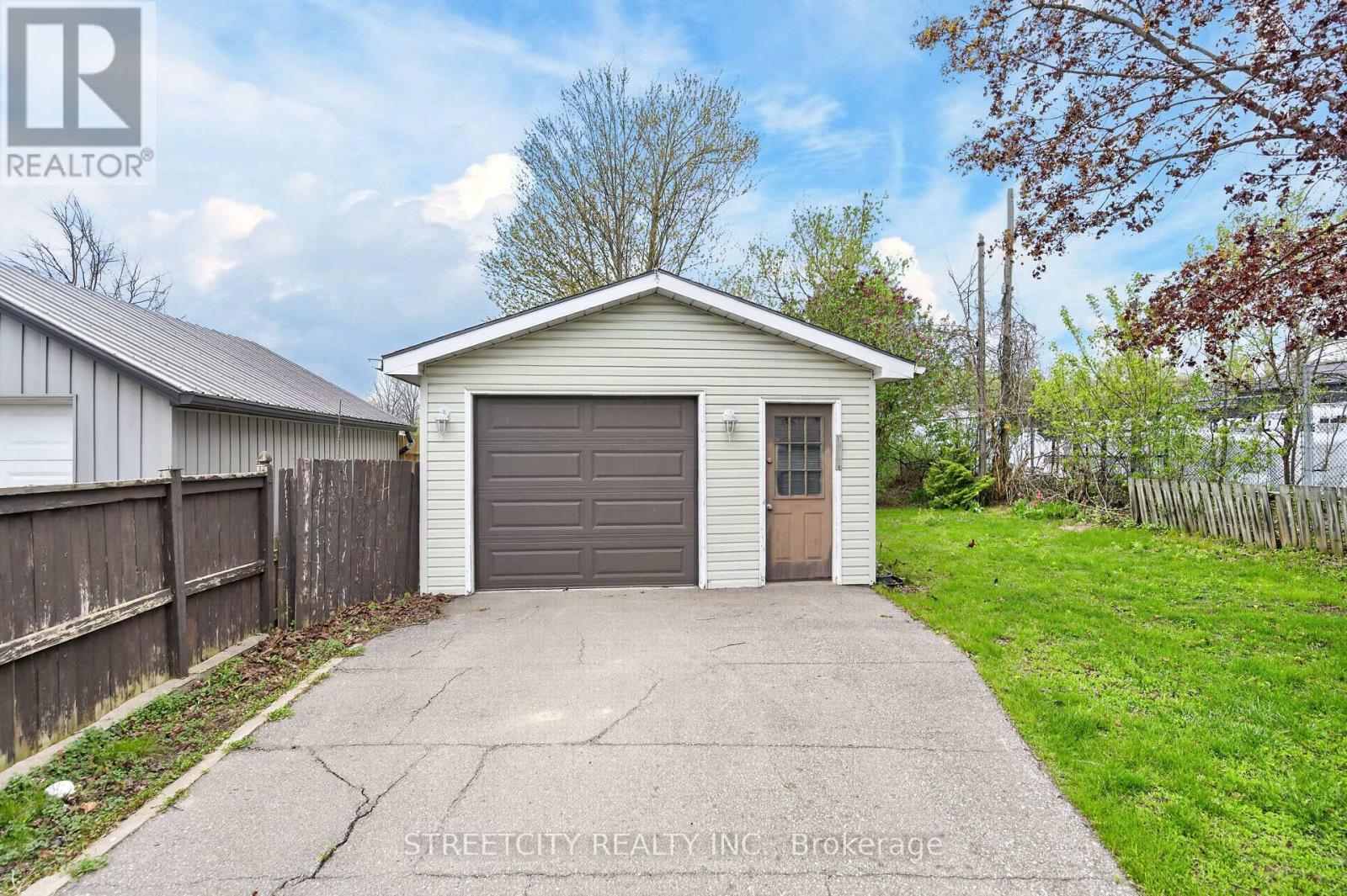 384 BROCK STREET N