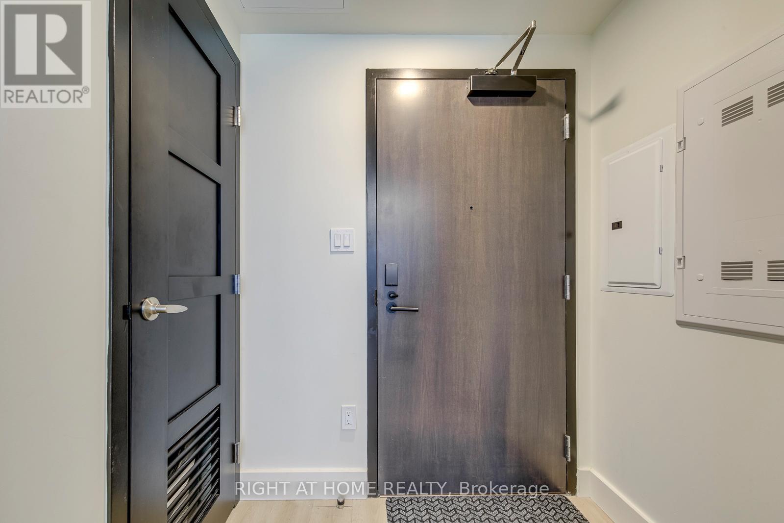 912 - 145 COLUMBIA STREET W