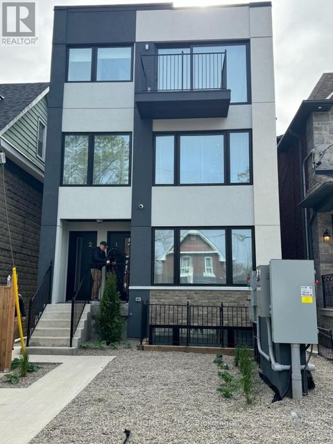 12 BATAVIA AVENUE Toronto (Rockcliffe-Smythe) ON M6N4A2