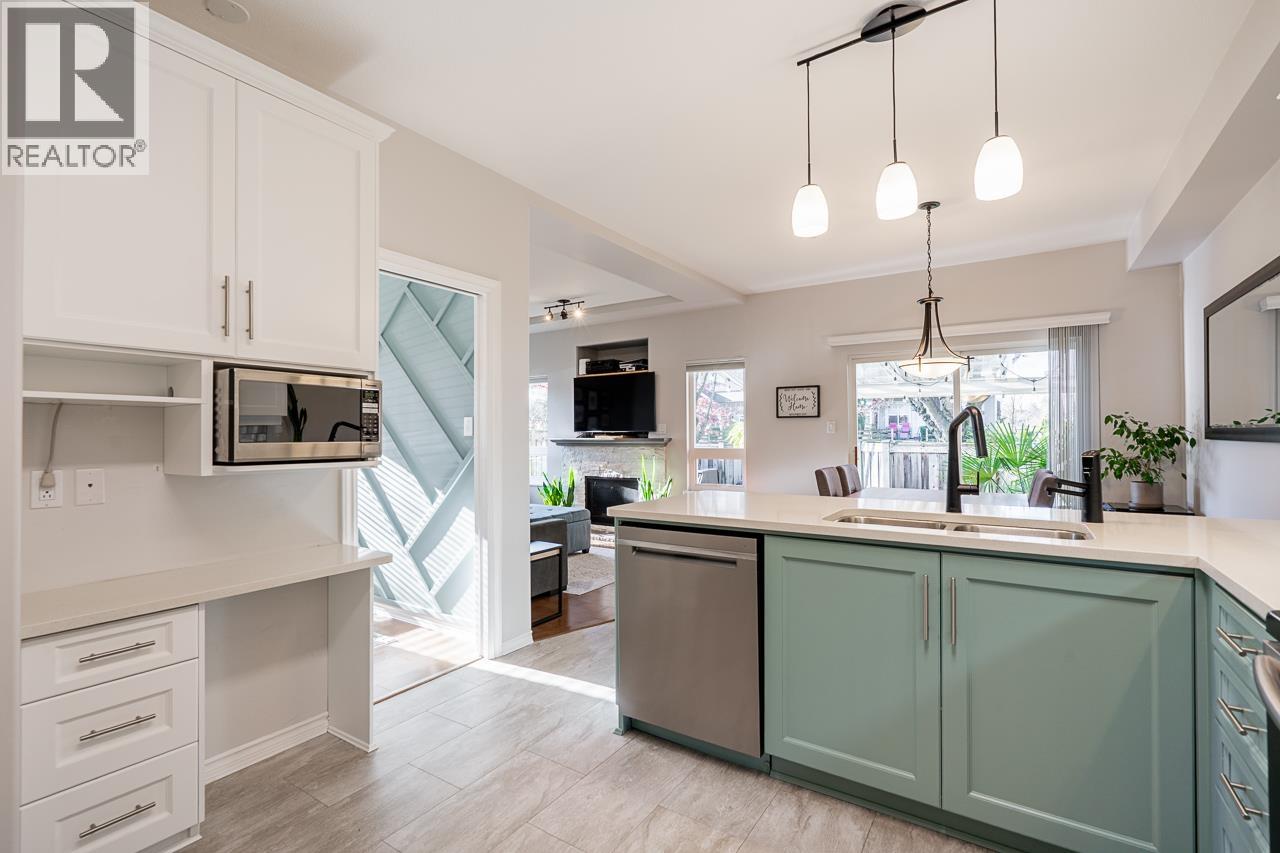 9 998 RIVERSIDE DRIVE