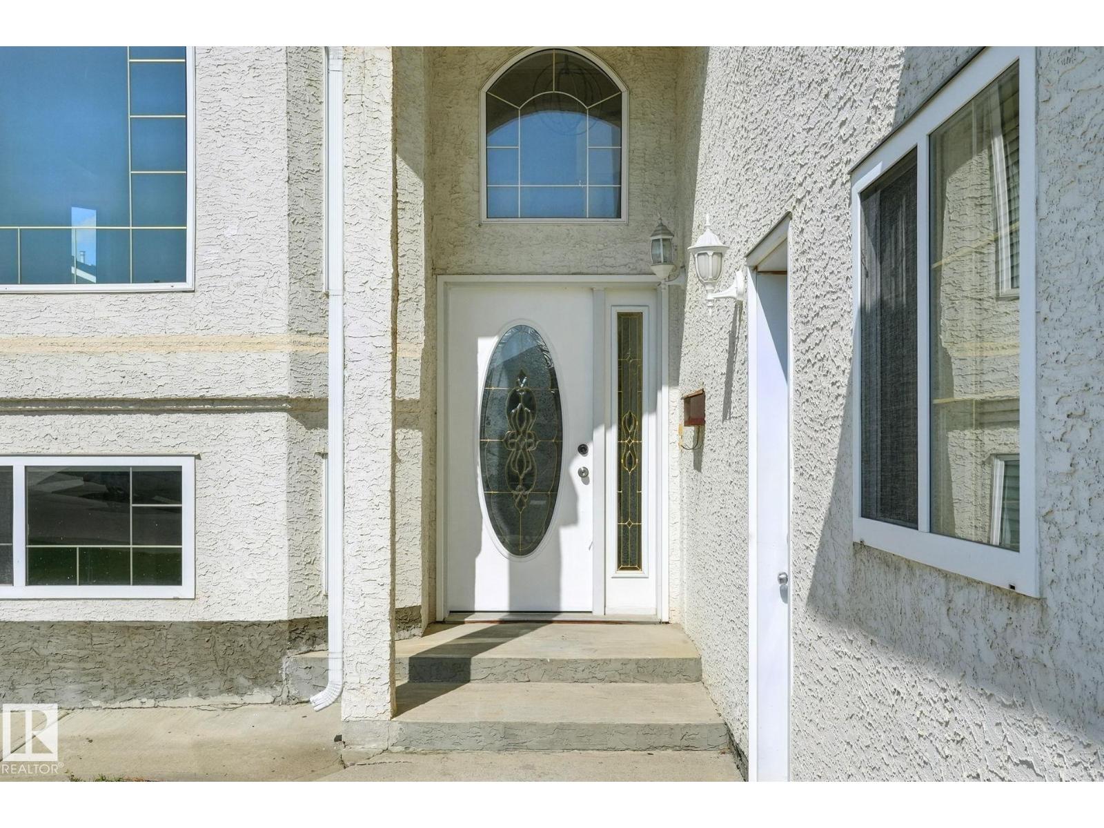 9012 157 AV NW