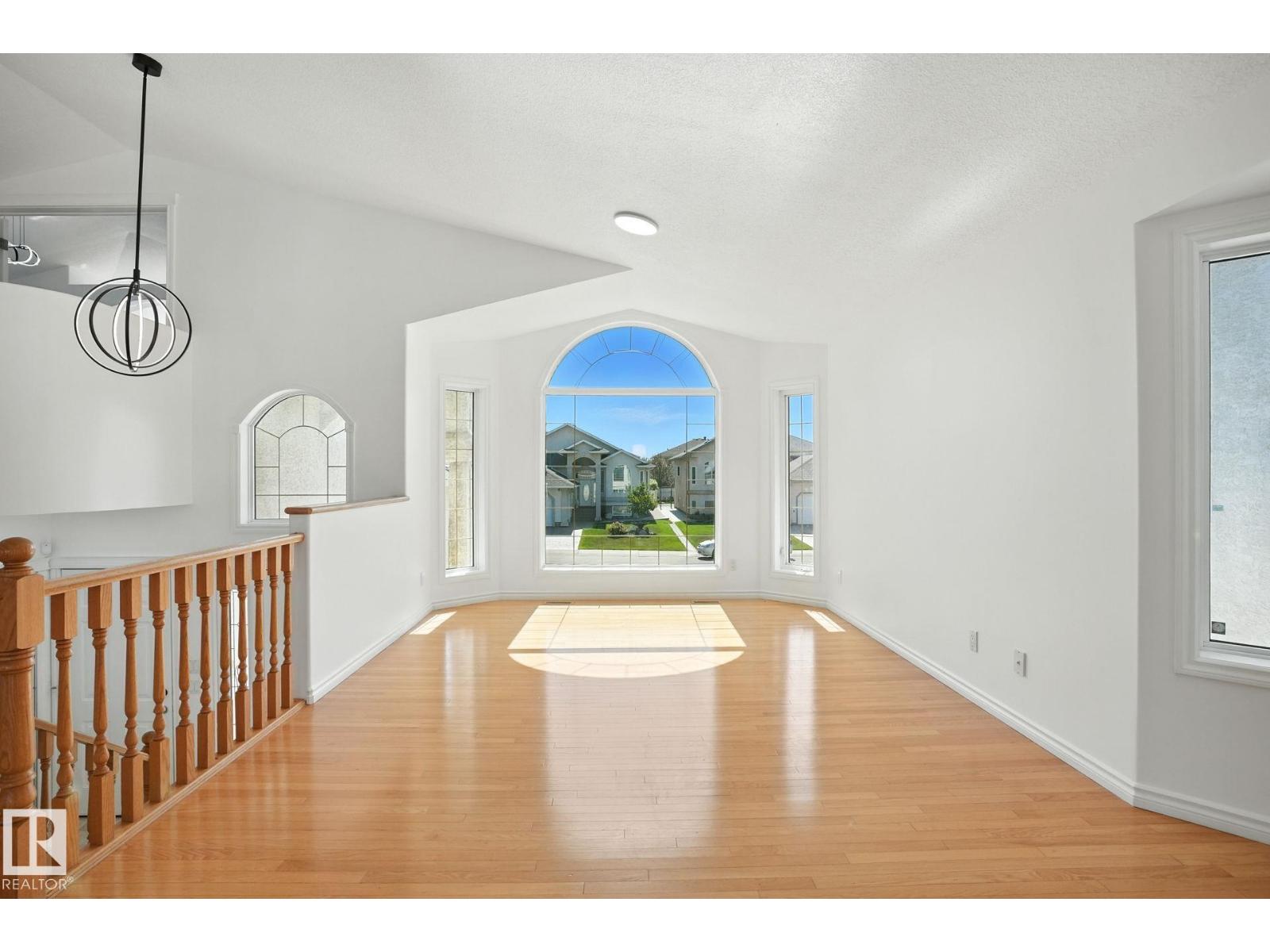 9012 157 AV NW