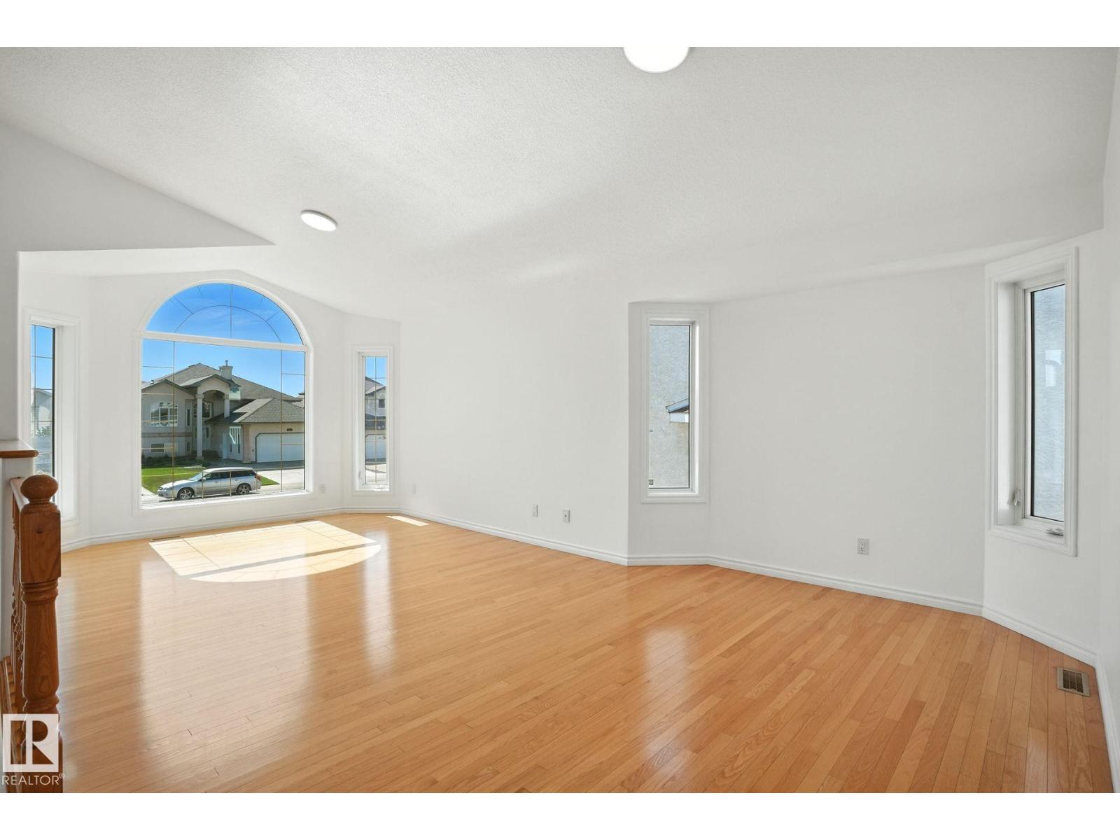 9012 157 AV NW