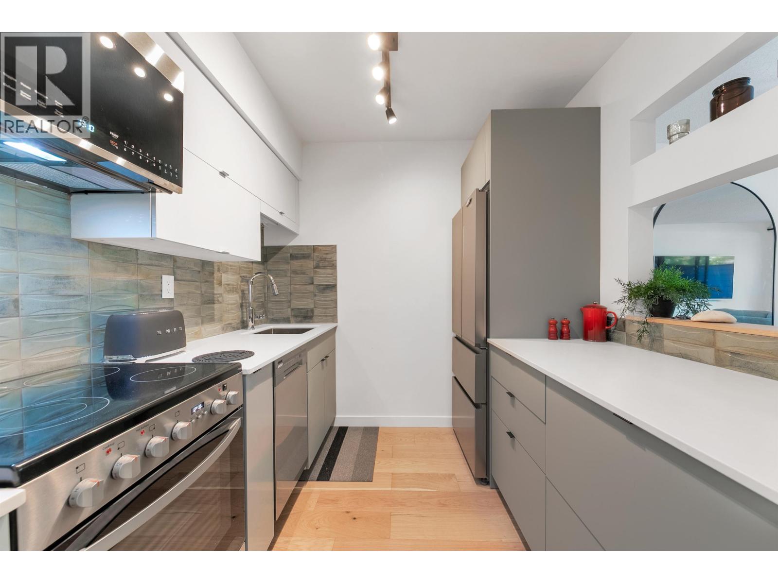 208 2119 BELLEVUE AVENUE