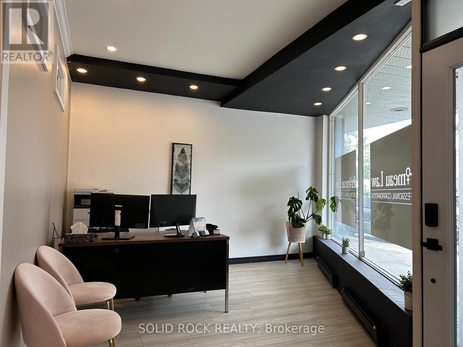44 ELGIN STREET W
