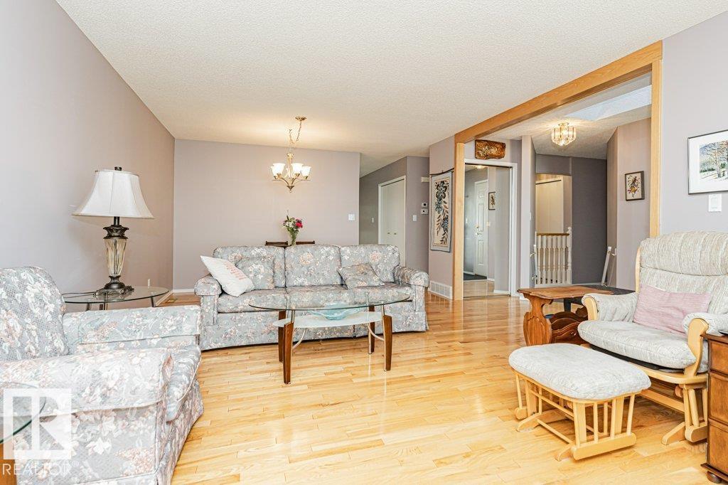 3242 38 AV NW
