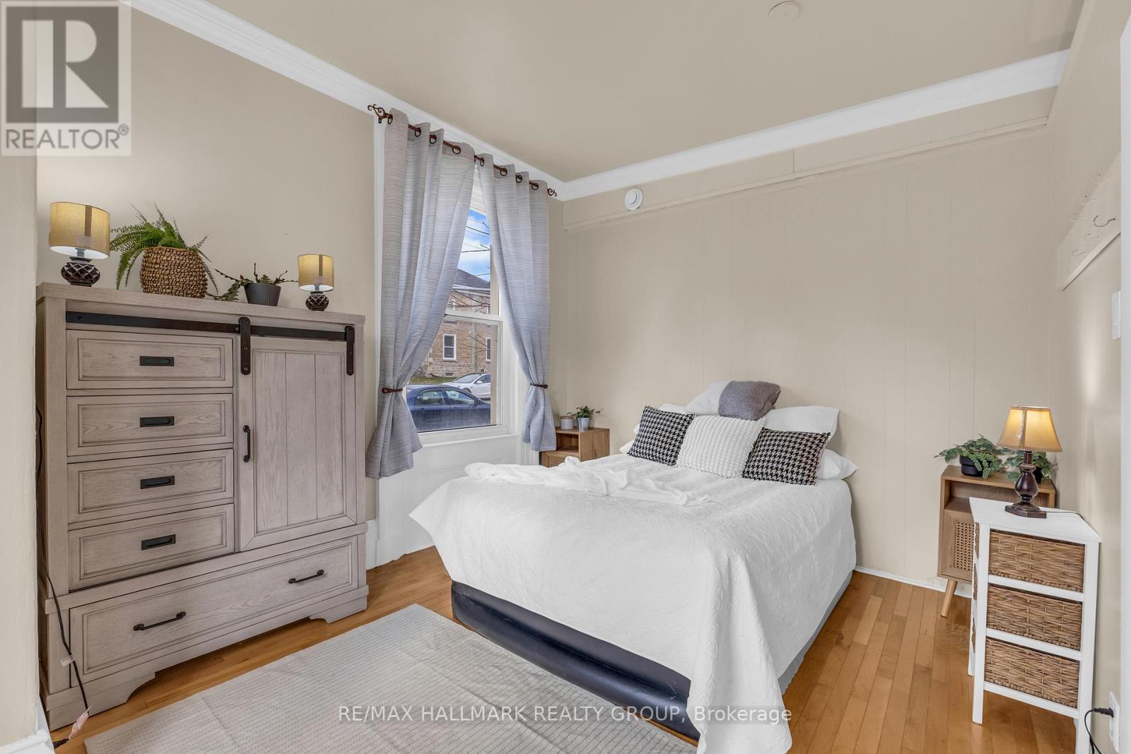 3 - 15 ELMSLEY STREET N