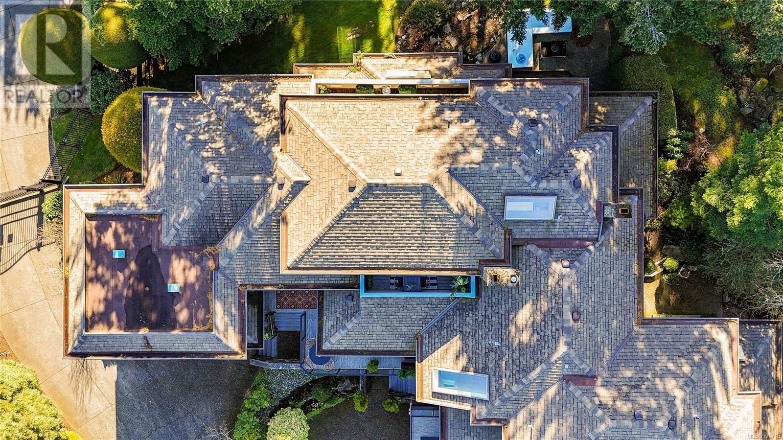 104 2829 Arbutus Rd