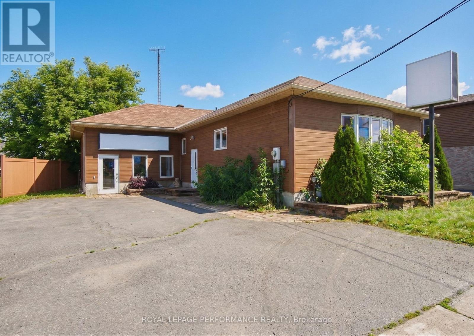 Photo 1 of 33 — 921 NOTRE DAME STREET, Russell, ON K0A1W0