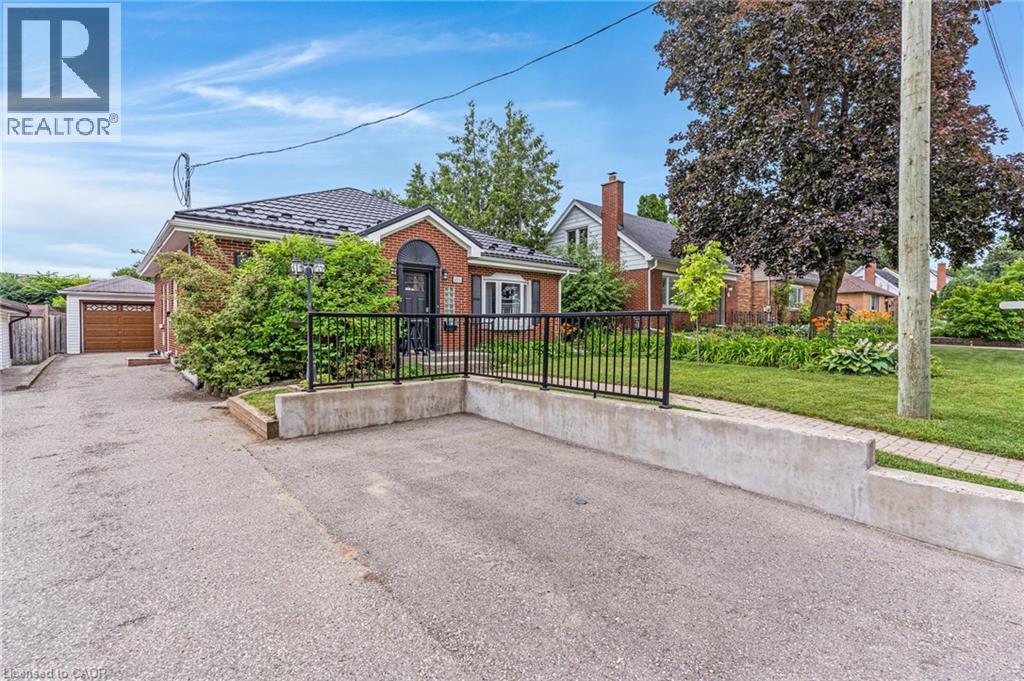 805 ROCKWAY Drive