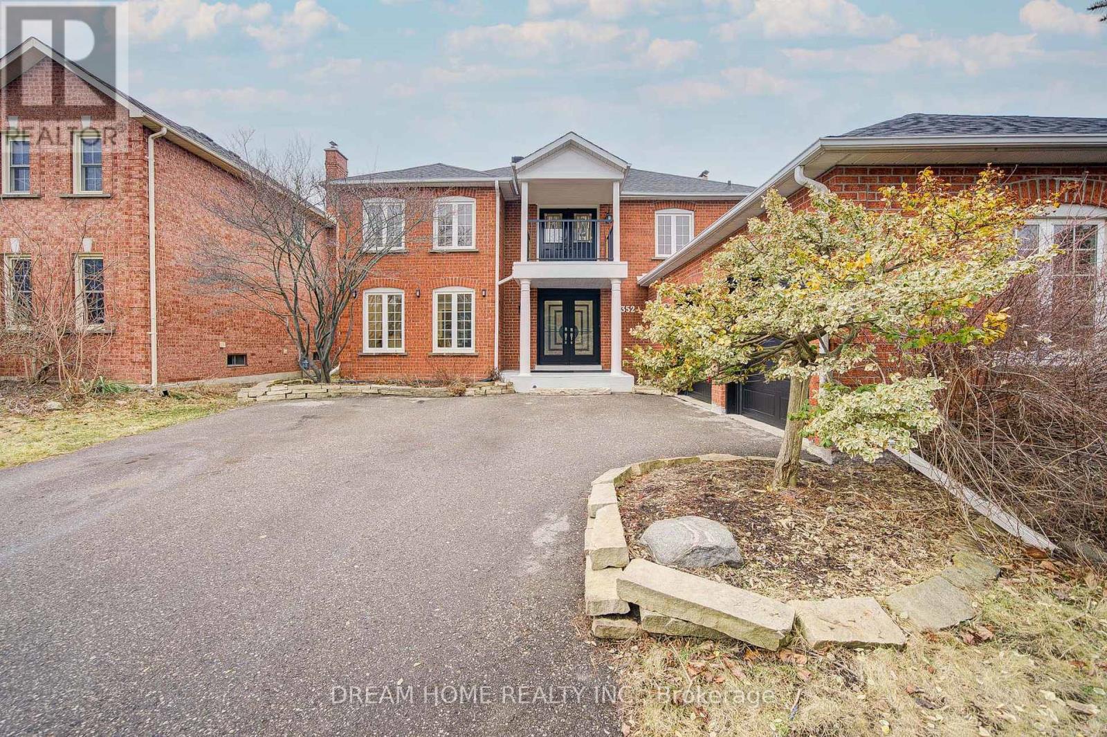 352 KENNEDY STREET W