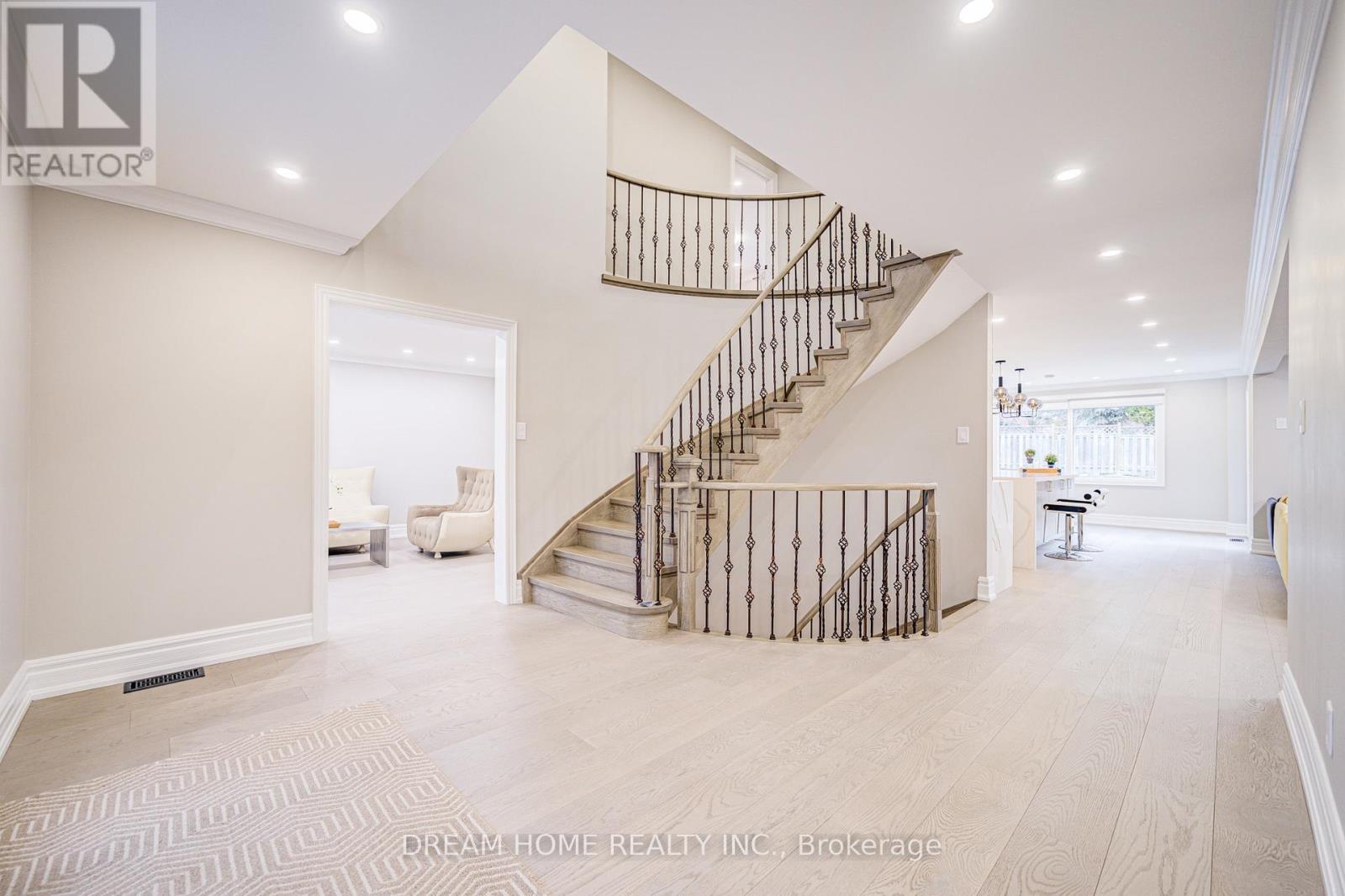 352 KENNEDY STREET W