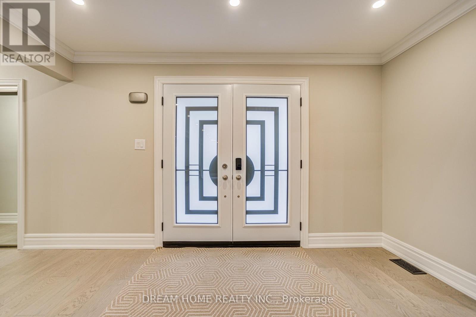 352 KENNEDY STREET W