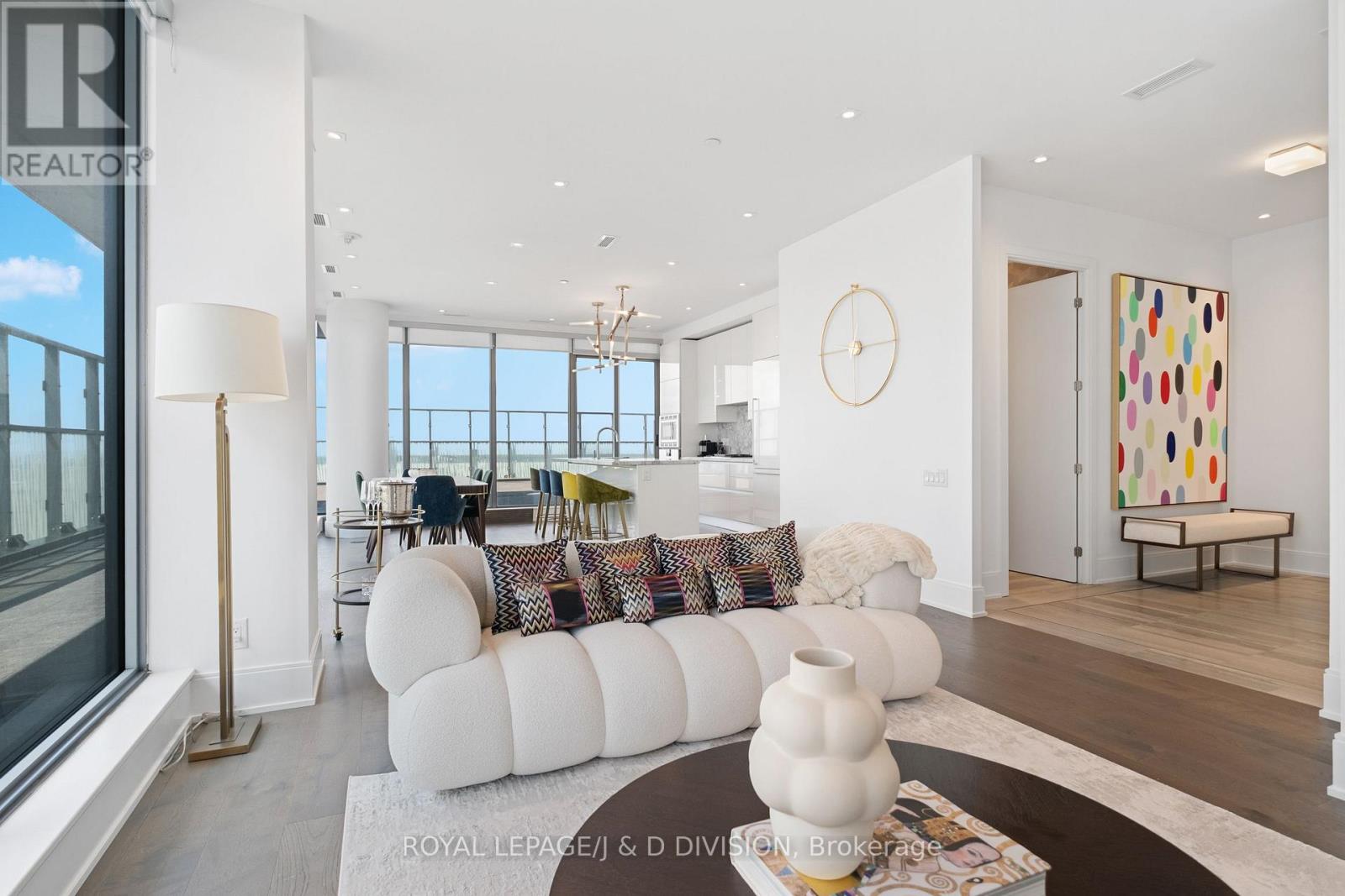 PH 02 (5502) - 50 CHARLES STREET E