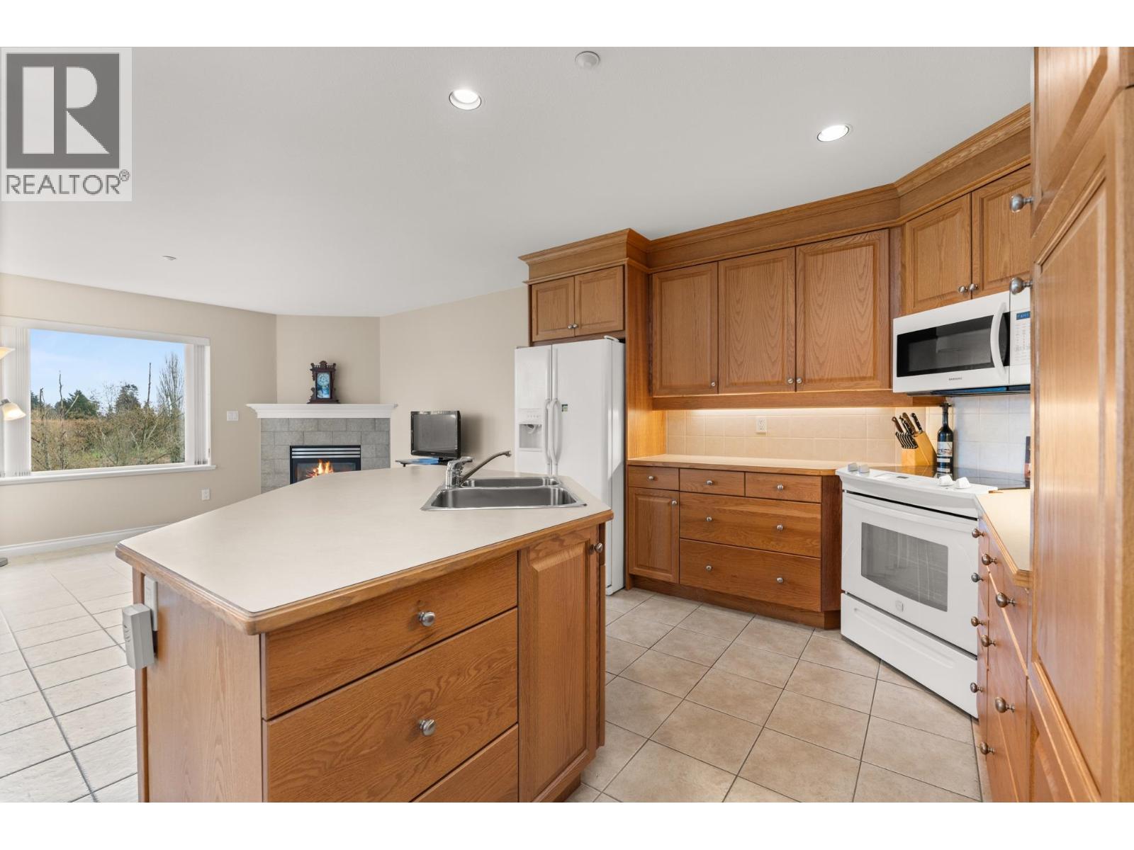 203 1330 HUNTER ROAD