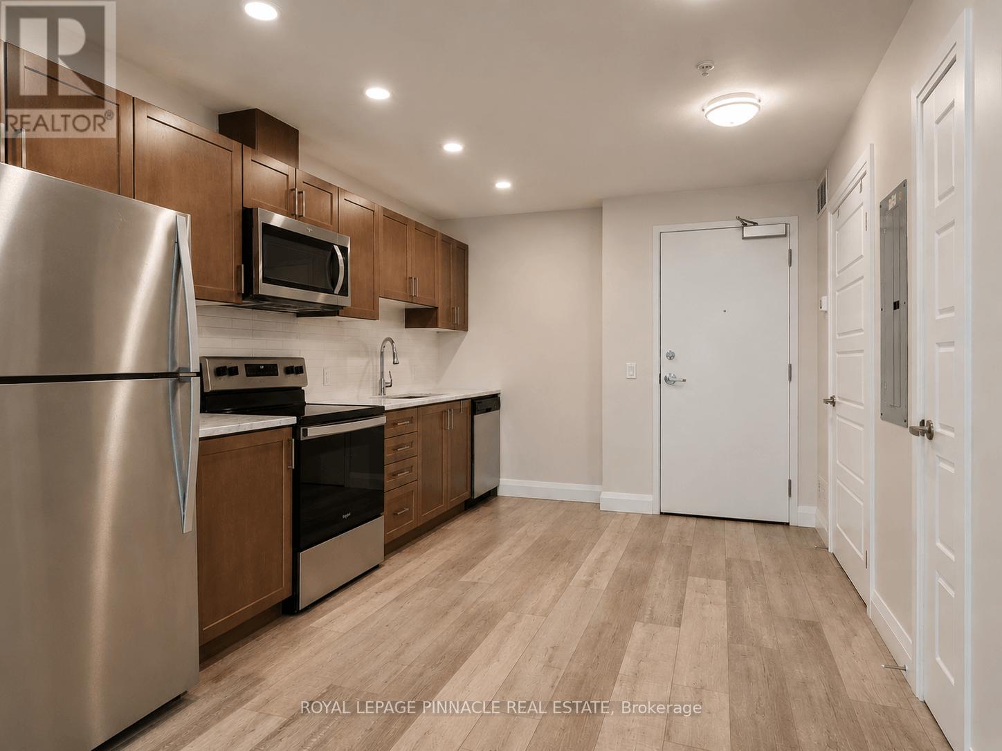 101 - 5 WAKE ROBIN DRIVE