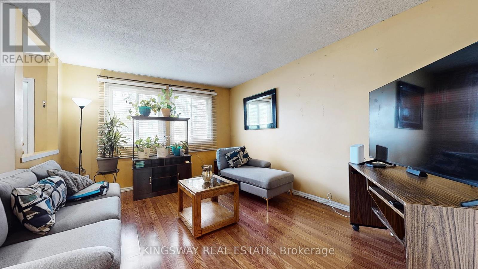 111 - 105 HANSEN ROAD N