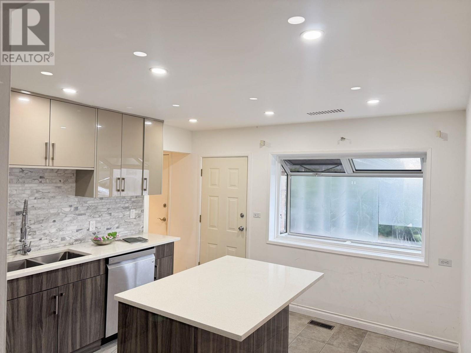 290 W BALMORAL ROAD