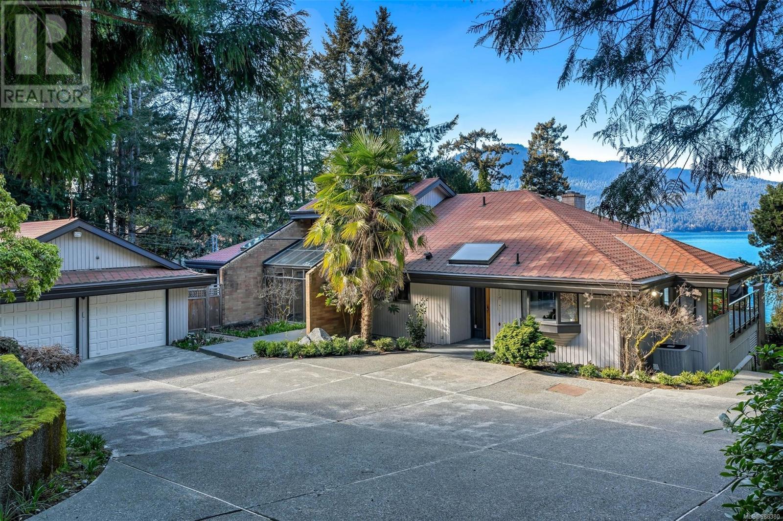 1032/1034 Lands End Rd