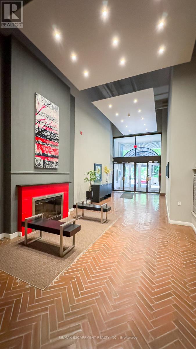 102 - 66 BAY STREET S