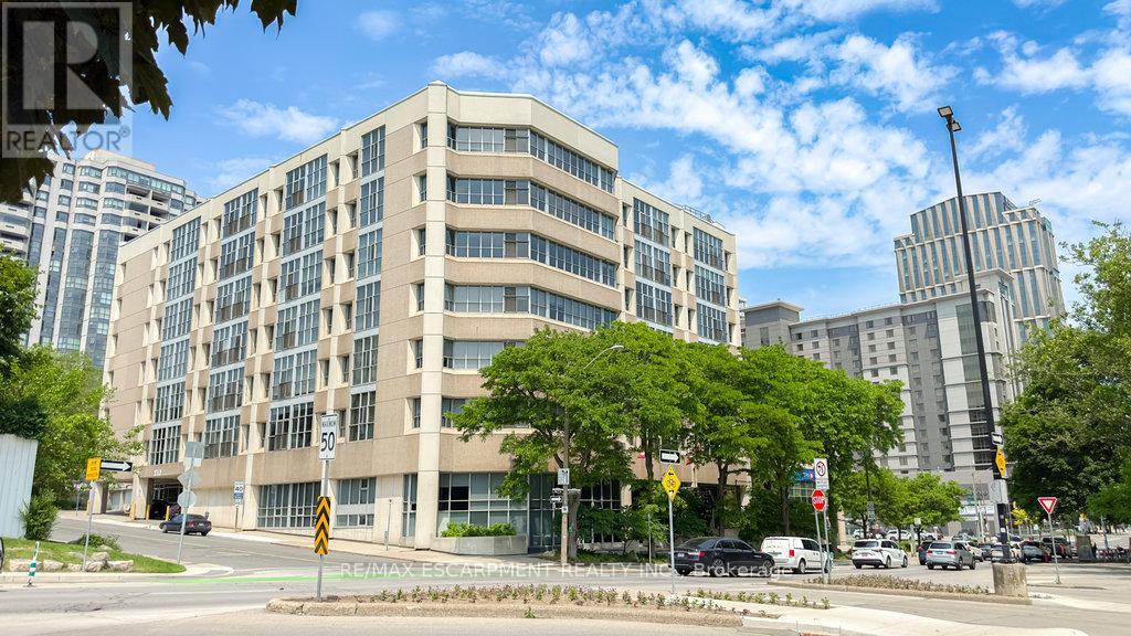 102 - 66 BAY STREET S